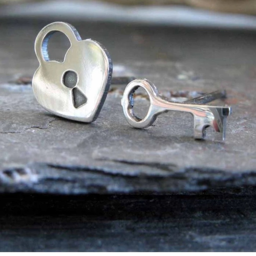 😀Key to my Heart Earrings🌹